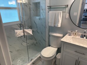 Dusche, Haartrockner, Handtücher, Toilettenpapier