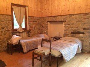 2 camere, una scrivania, Wi-Fi gratuito, lenzuola