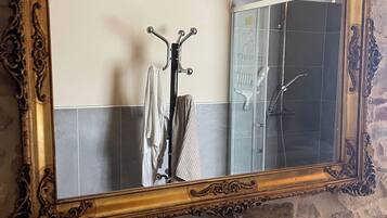 Dusche, Haartrockner, Bidet, Handtücher