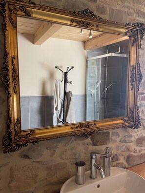 Ducha, secador de pelo, bidé y toallas