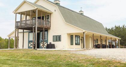 Charming 2-bedroom barndominium in historic Appomattox Virginia.