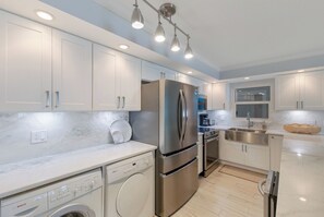 Private kitchen - Ground Level - 2BRM / 2 Bath - Close to Village - Sleeps 4 (Boca Grande)