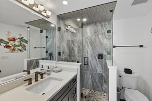 Shower, towels - Turtleback 8 - 3/3 - Community Pool - Sleeps 6 - Gulf Front (Boca Grande)