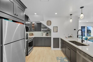 Fridge, microwave, oven, stovetop - Turtleback 8 - 3/3 - Community Pool - Sleeps 6 - Gulf Front (Boca Grande)