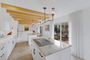 ثلاجة، ميكروويف، موقد طهي مسطح، غسالة أطباق