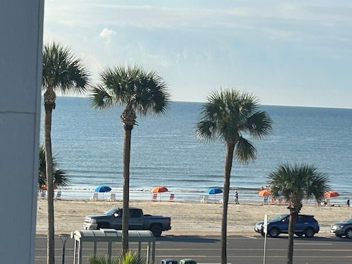 BEAUTY AND THE BEACH TOP FLOOR CONDO WITH ELEVATOR, GULF VIEWS CASA DEL MAR