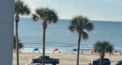 BEAUTY AND THE BEACH TOP FLOOR CONDO WITH ELEVATOR, GULF VIEWS CASA DEL MAR