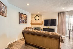 TV, fireplace - NEWLY RENOVATED 1BR RETREAT (Greenwood Village)