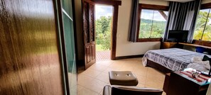 Casa de campo familiar, balcón, vistas a la montaña | Espacio para trabajar con un portátil y wifi gratis