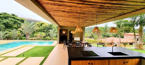 Una piscina al aire libre