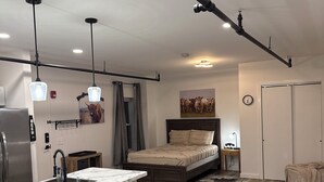 Un apartamento moderno con cocina, comedor, habitación y sala de estar.