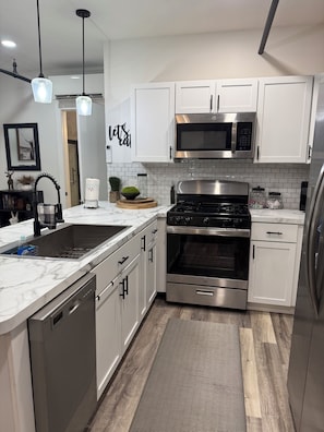 Microwave, oven, stovetop, dishwasher - Charming studio apartment in fantastic Cleveland Tremont area (Cleveland)