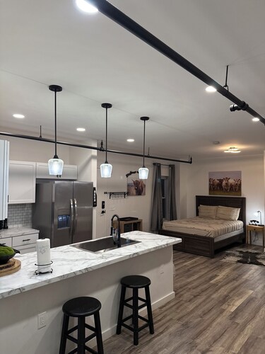 Charming studio apartment in fantastic Cleveland Tremont area