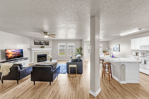 Modern 4BR Family Home • Backyard • Workspace