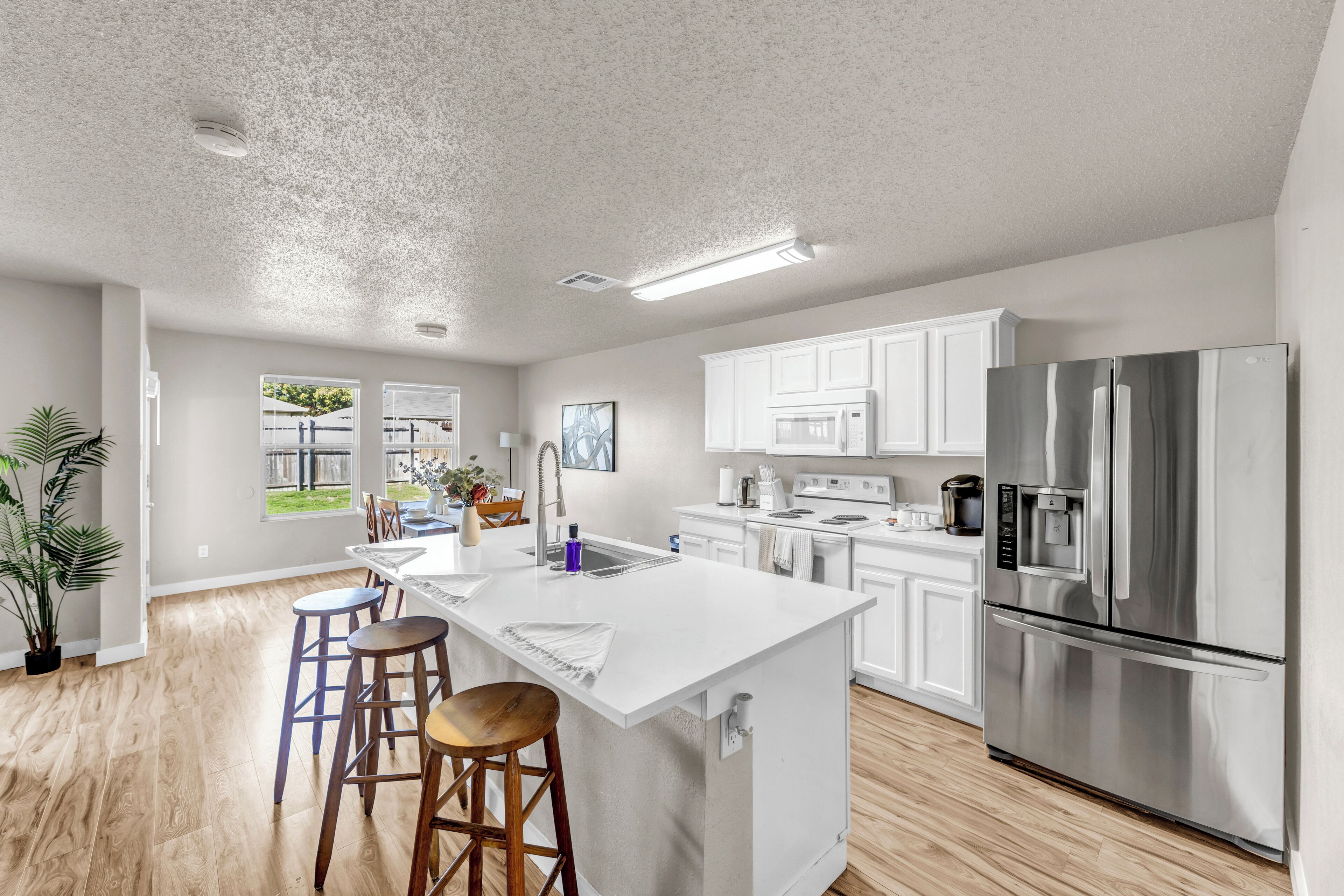 冰箱、微波炉、烤箱、炉灶