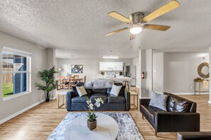 Smart TV, fireplace, video games - Modern 4BR McKinney Home • Work & Family Ready • Near Frisco & Allen (McKinney)