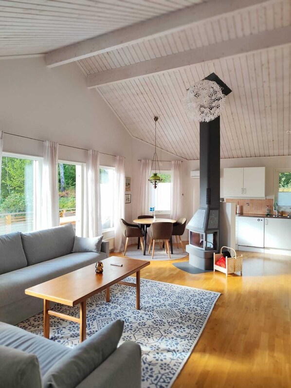 TV, fireplace - Stylish Lakehouse retreat with views over Djulö (Katrineholm)