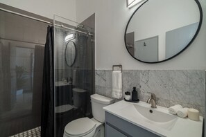 Regadera, secadora de cabello, toallas, jabón 