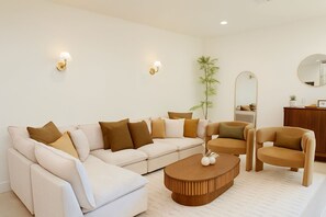 Smart-TV, videospill, fotballspill og bordtennis