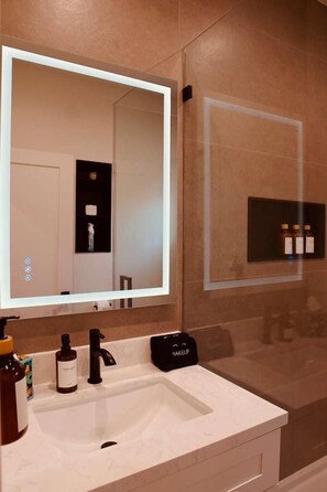 Dusche, Haartrockner, Handtücher, Seife