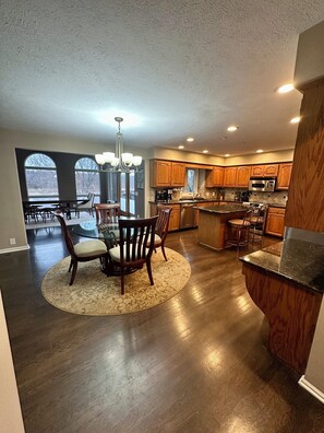 Private kitchen - Spacious 4-Bed Family Home + Park Views (Omaha)