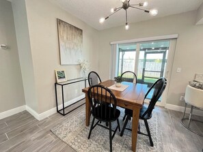 Dining - Cozy Family Escape in Valrico FL (Valrico)