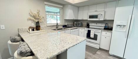 Mikrovågsugn, ugn, spishäll och diskmaskin