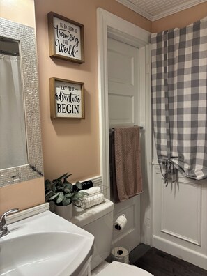 Håndklær, såpe og toalettpapir