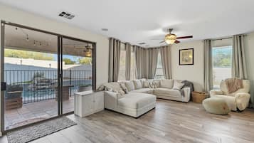 Smart TV, chimenea, reproductor de DVD y libros