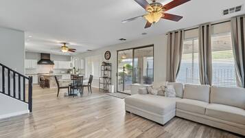 Smart TV, chimenea, reproductor de DVD y libros