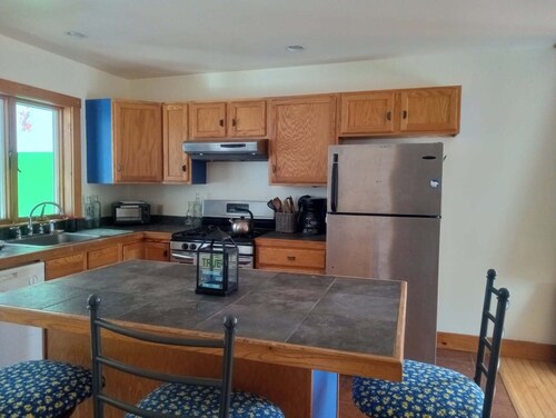 Convenient, Cozy, Mid-Coast Maine Cottage