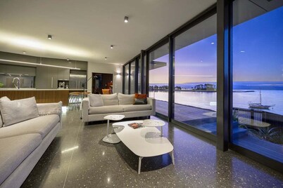 Sea Change - Uber-Modern Waterfront Home, Nelson
