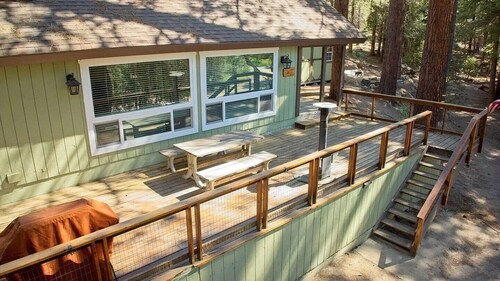 Ponderosa Pines Family-friendly 3-bedroom cabin with Treehouse and Zip-line