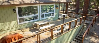 Ponderosa Pines Family-friendly 3-bedroom cabin with Treehouse and Zip-line