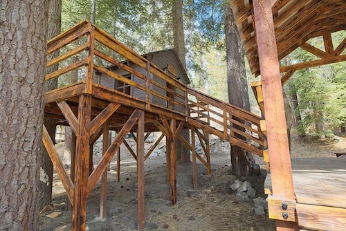 Ponderosa Pines Family-friendly 3-bedroom cabin with Treehouse and Zip-line