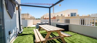 Sannat Penthouse Retreat Hot Tub Outdoor Lounge