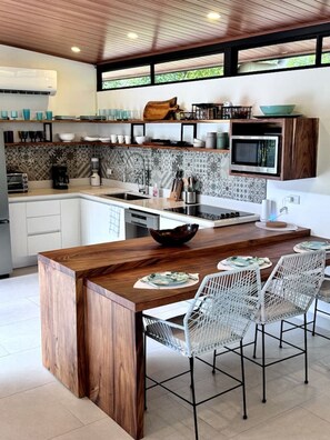 Kühlschrank, Mikrowelle, Herdplatte, Geschirrspüler