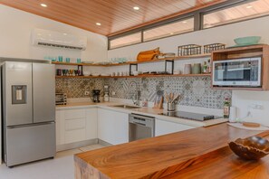 Kühlschrank, Mikrowelle, Herdplatte, Geschirrspüler