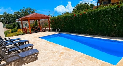 3 Bedroom Penthouse Apartment With Private Rooftop Terrace, Parking & Free WIFI