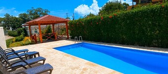 3 Bedroom Penthouse Apartment With Private Rooftop Terrace, Parking & Free WIFI