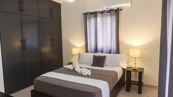 Tabla de planchar con plancha, wifi y ropa de cama