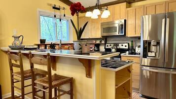 Kjøleskap, mikrobølgeovn, ovn og oppvaskmaskin