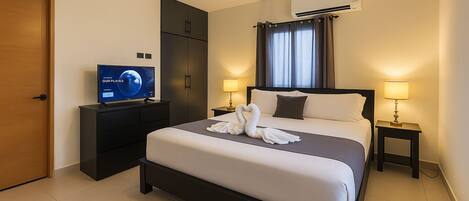 2 dormitoris, planxa i posts de planxar, Internet i roba de llit