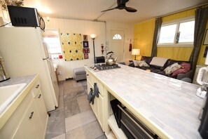 冷蔵庫、電子レンジ、オーブン、コンロ