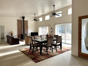 Dining - Cozy Retreat with Mountain Views in Montana 1000 (Montana)