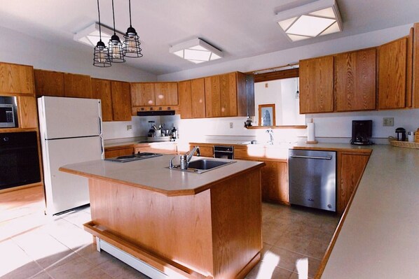 Fridge, microwave, oven, stovetop - Cozy Retreat with Mountain Views in Montana 1000 (Montana)