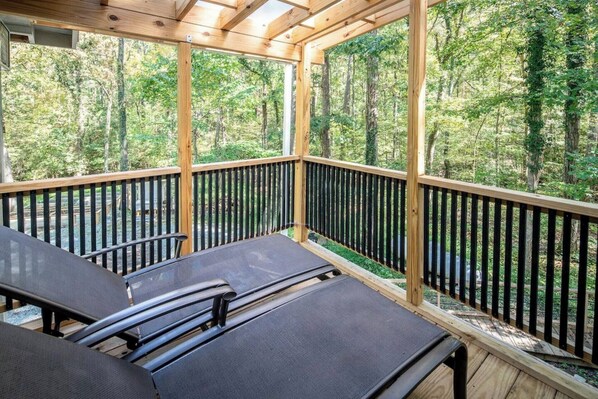 Property grounds - Handcrafted Eco-Retreat on 5 Wooded Acres 1365 (North Carolina)