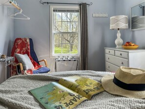 2 bedrooms, iron/ironing board, Internet, bed sheets