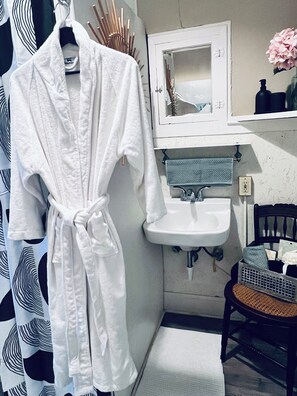 Chuveiro, secador de cabelo, toalhas de banho, sabonete