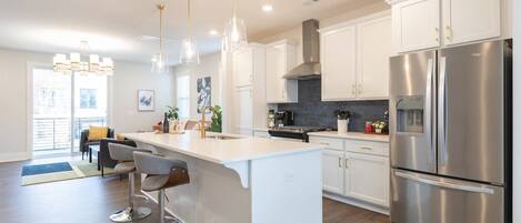 Refrigerador, microondas, horno, placa de cocina